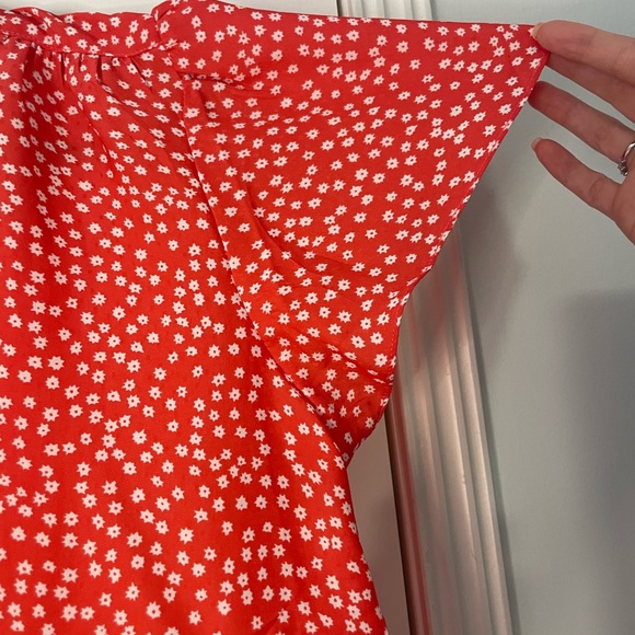 Red and white flower blouse - Picture 4 of 4